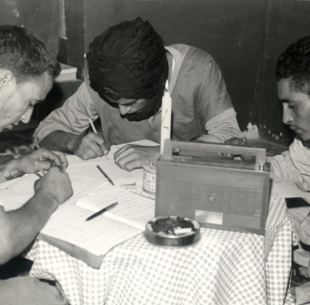 Alumnado en el Sáhara siguiendo las clases por radio