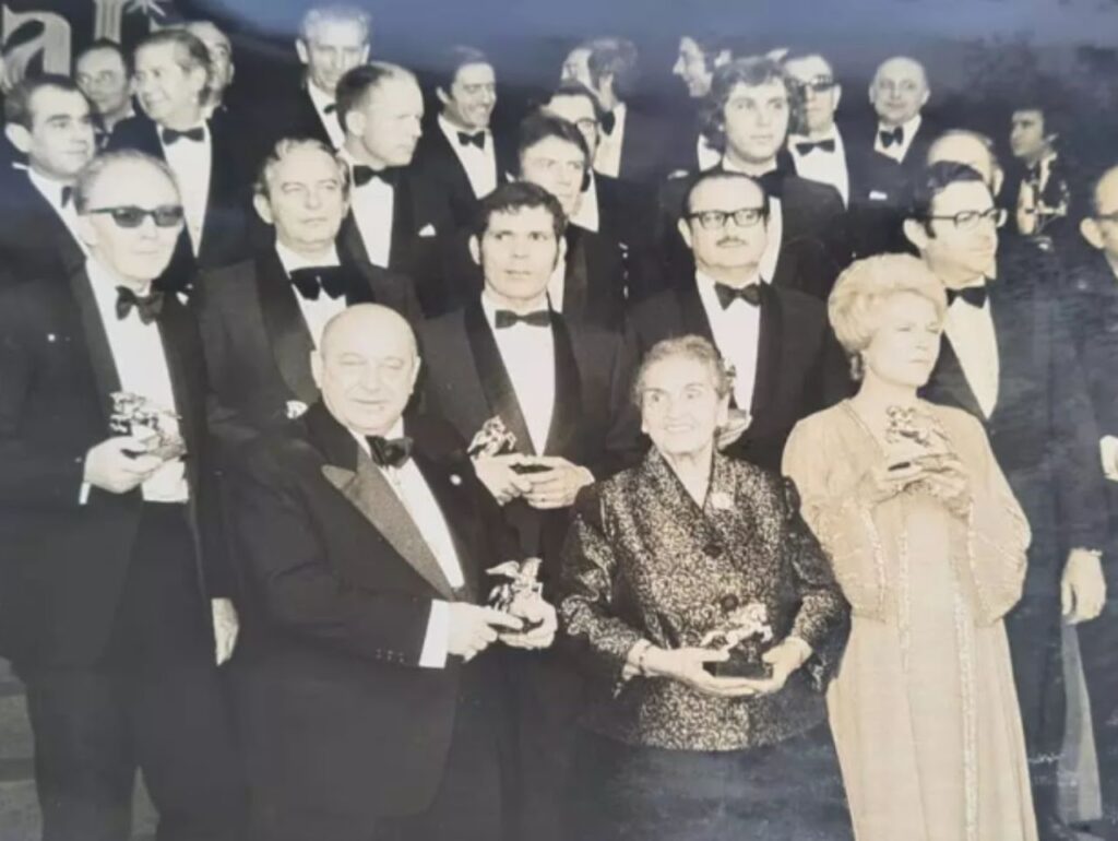 Rogelio Vega recogiendo el Tercer Premio Ondas por el programa "Caminando Gran Canaria"